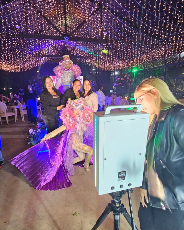 Foto Fiesta en una celebración con luces y disfraces